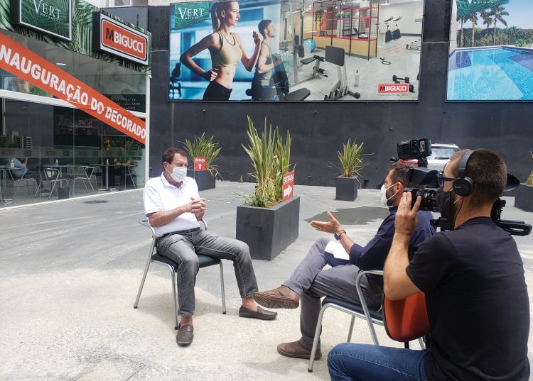 Milton Bigucci presta entrevista no estande de vendas do residencial VERT MBigucci para Jornal da Record.